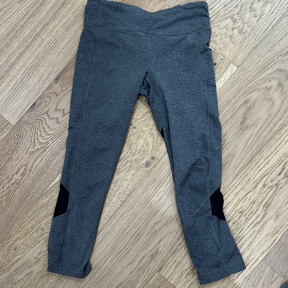 Lululemon gray print capris size small / medium (4/6)